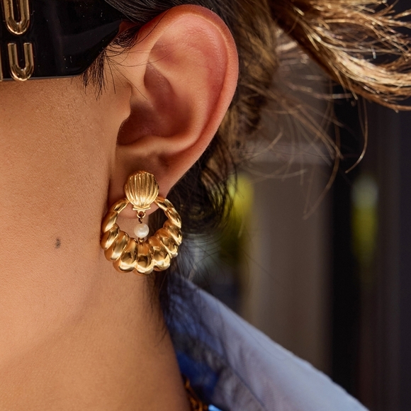 Nwt Non Tarnish Croissant Pearl Earrings - Picture 3 of 5